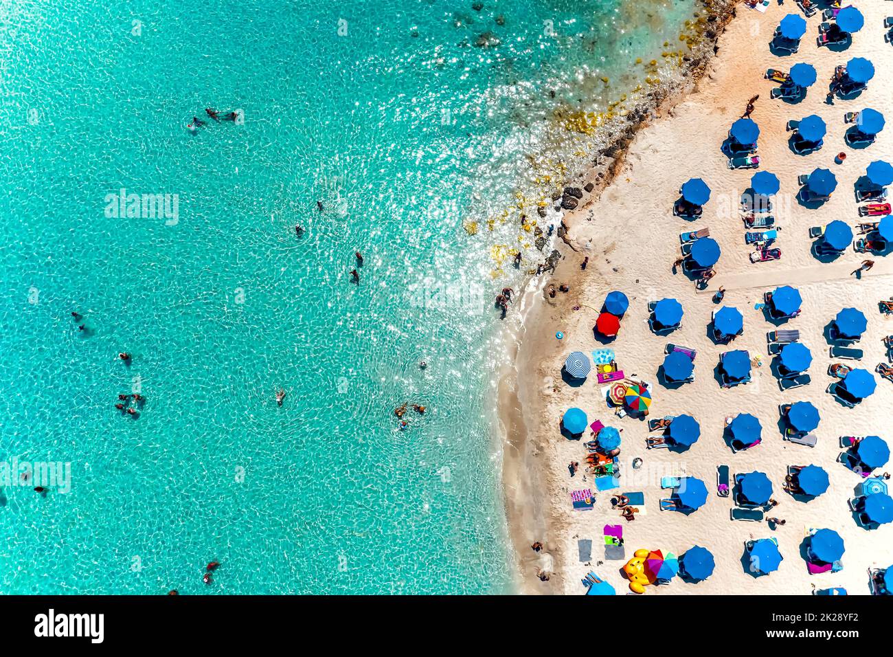 Luftaufnahme von oben auf dem beliebten Nissi Bay Beach. Bezirk Famagusta, zypern Stockfoto