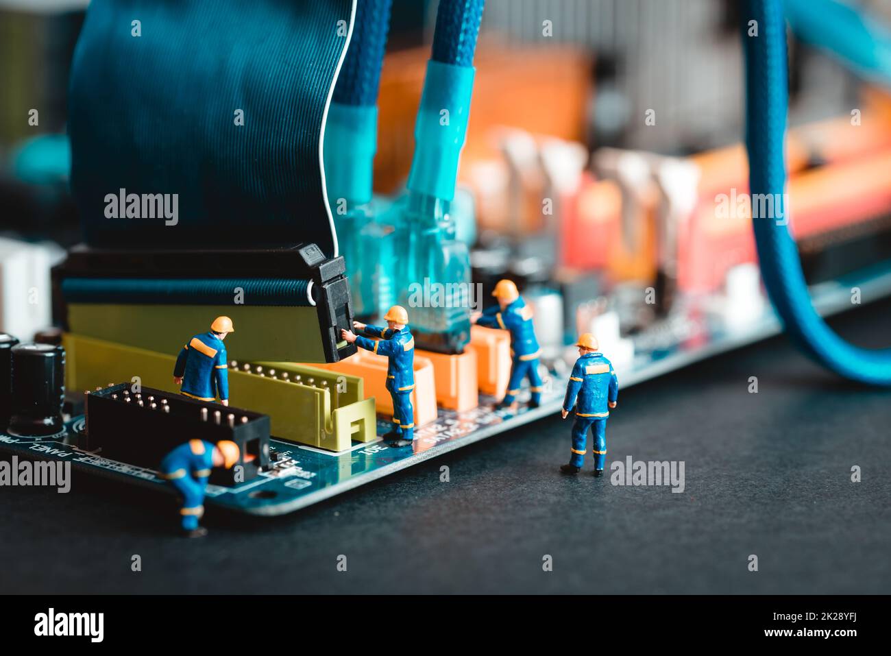 Miniatur-Techniker, die Desktop-PC montieren Stockfoto