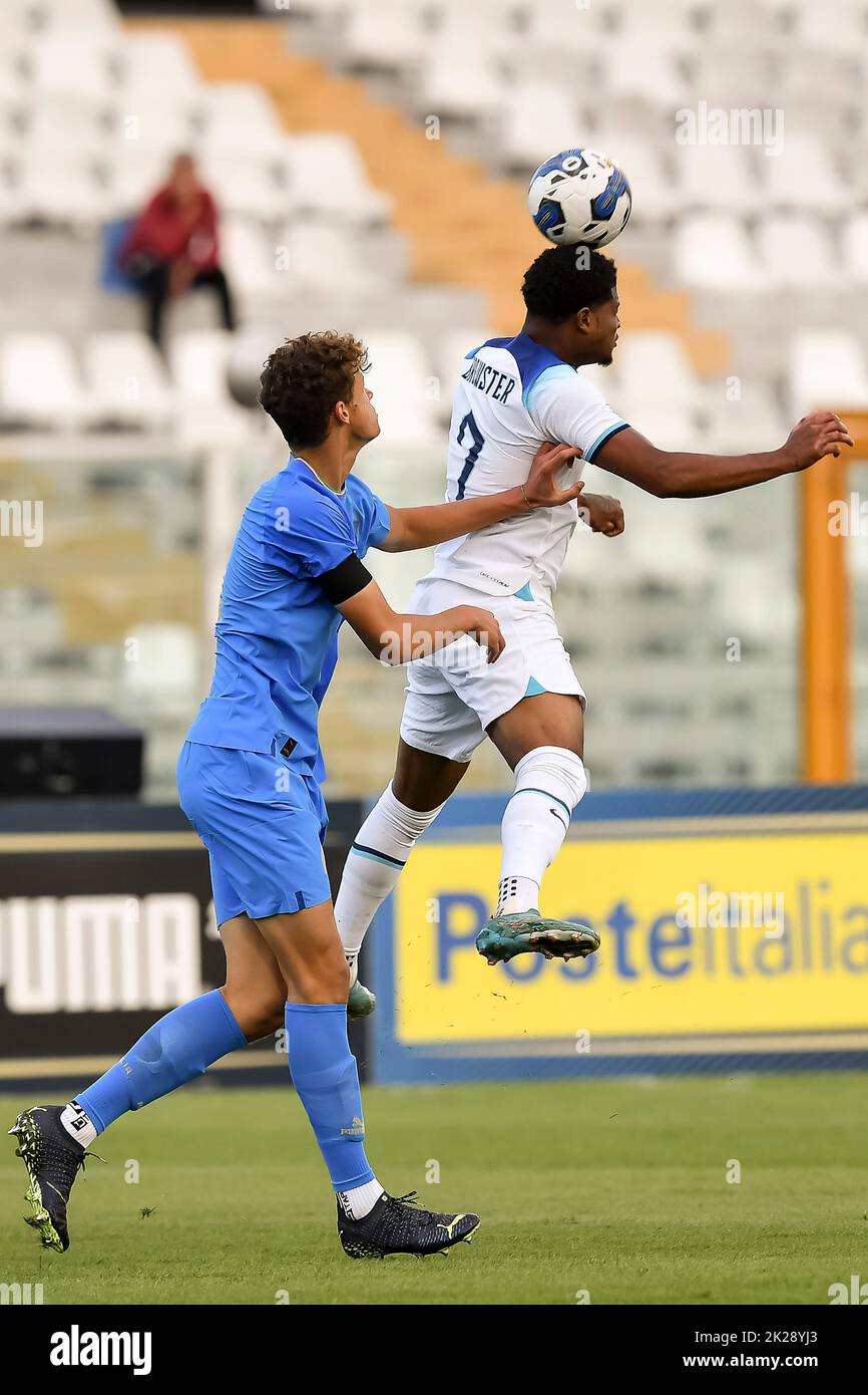 Rhian Brewster (England U21)Giorgio Scalvini (Italien U21) während des UEFA 'Under 21 Georgia-Romania 2023 Qualifikationsspiels zwischen Italien U21 0-2 England U21 im Adriatico Stadium am 22. September 2022 in Pescara, Italien. Quelle: Maurizio Borsari/AFLO/Alamy Live News Stockfoto