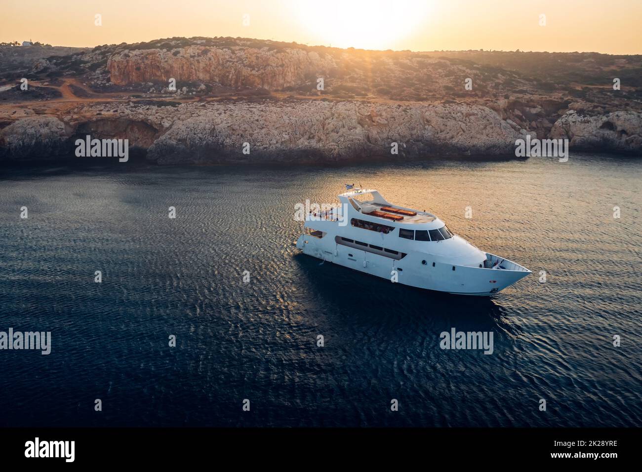Kreuzfahrt-Yacht in Blue Lagoon nahe Cape Greco Peninsula. Zypern Stockfoto