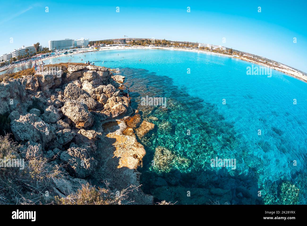 Küste am Nissi Beach, Blick von einer felsigen Insel. Ayia Napa, Bezirk Famagusta, Zypern Stockfoto