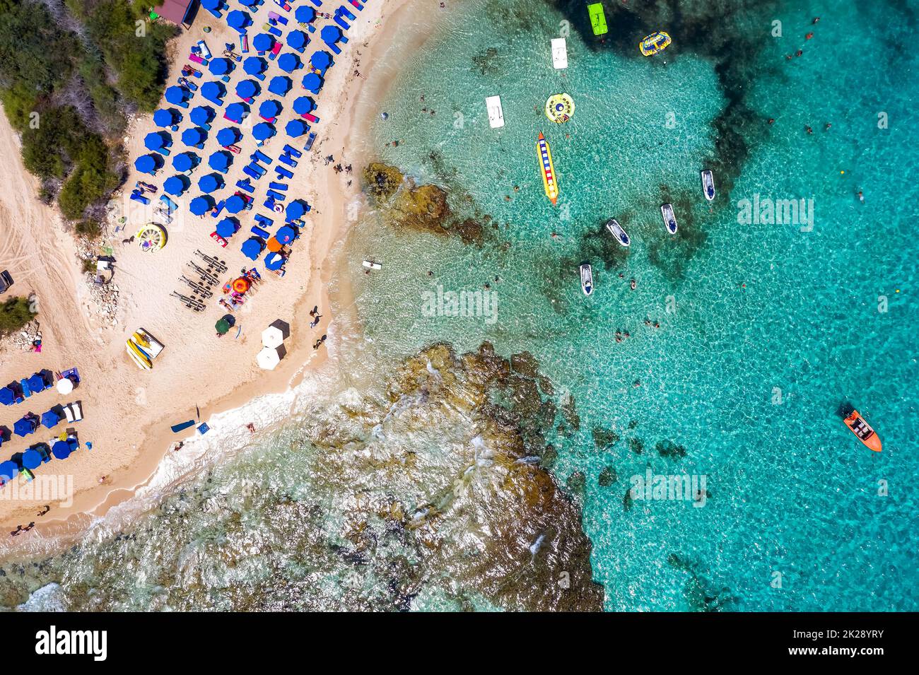 Blick von oben auf Glyki Nero Beach. Ayia Napa, Zypern Stockfoto