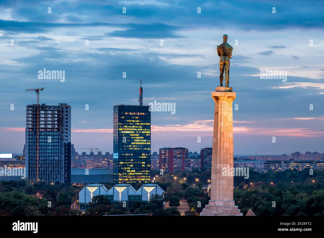 Skyline von Neu Belgrad (Novi Beograd) bei Nacht von der Festung Kalemegdan gesehen Stockfoto