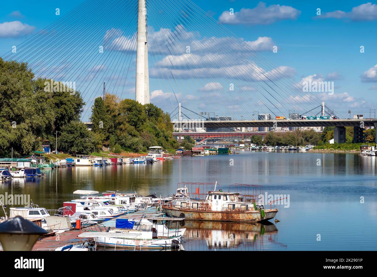 Boote auf dem Ada Ciganlija See und der Brücke über die Sava. Belgrad, Serbien Stockfoto