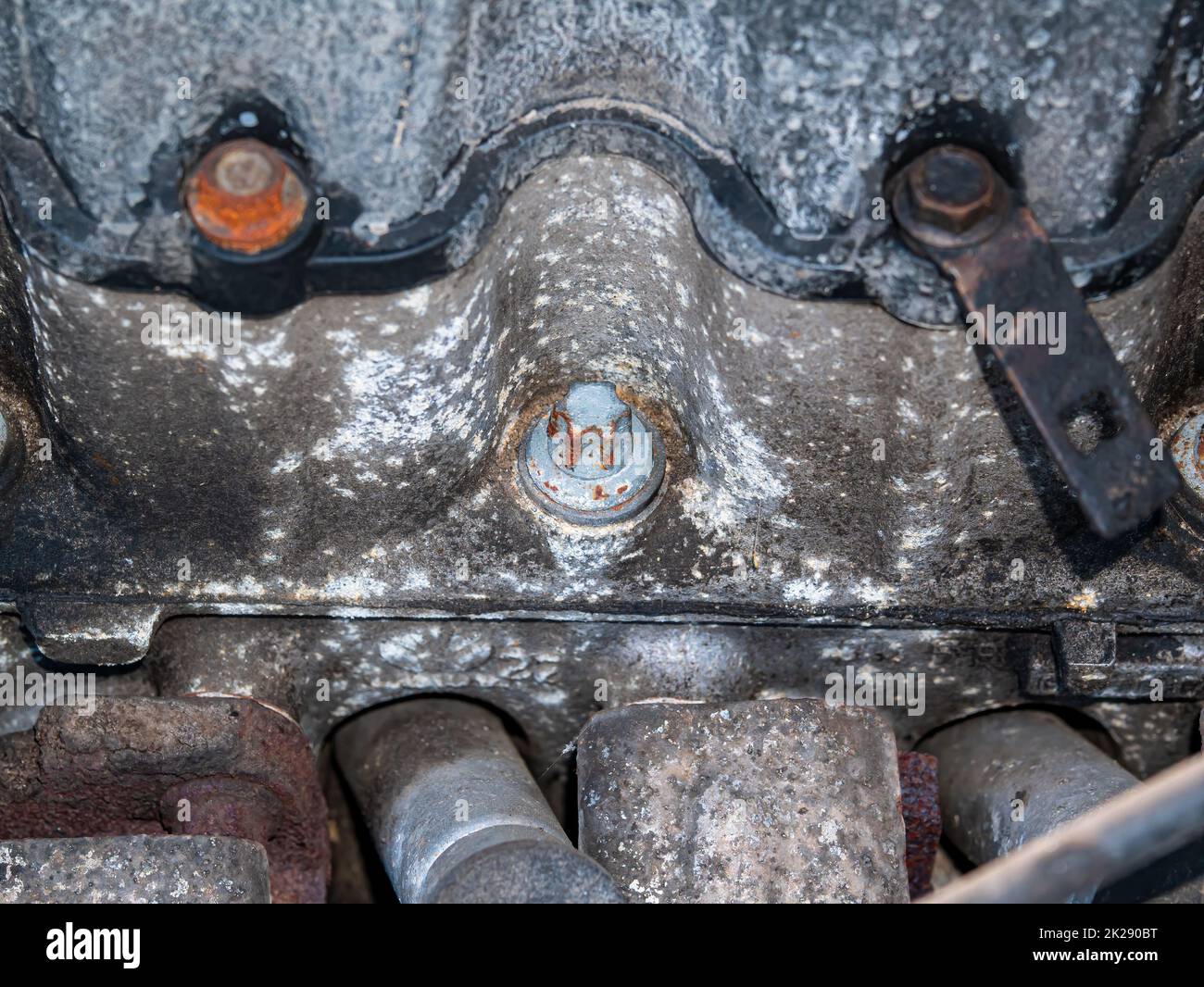 Alte rostige Metallbefestigungsschraube für den Automotor. Stockfoto