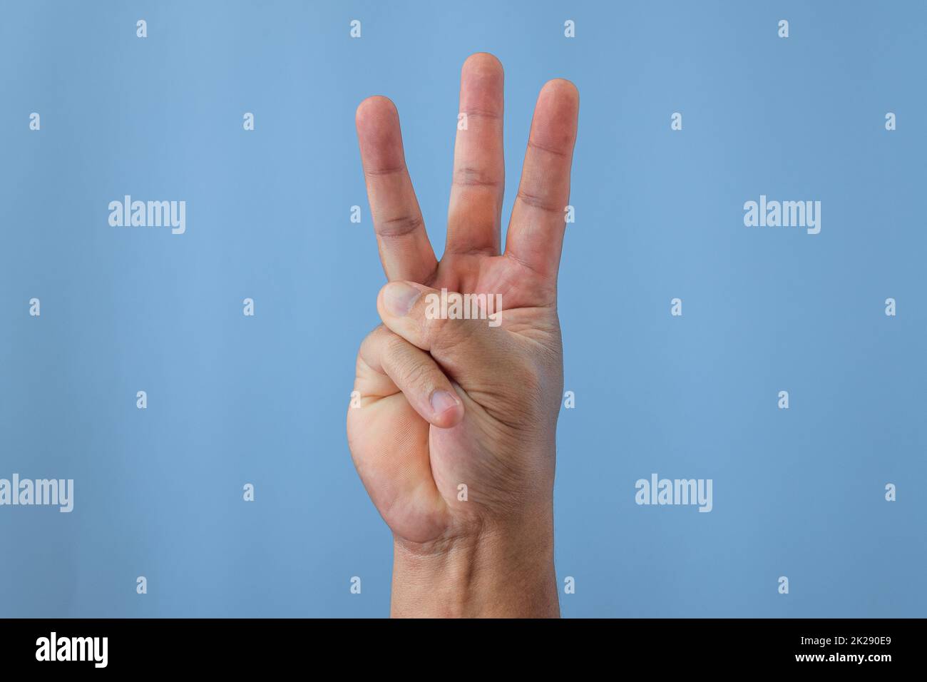 Konzept des Office-Syndroms. Nach der Arbeit wird der kleine Finger gestreckt. Nahaufnahme isoliert auf blauem Hintergrund. Vorderansicht. Stockfoto