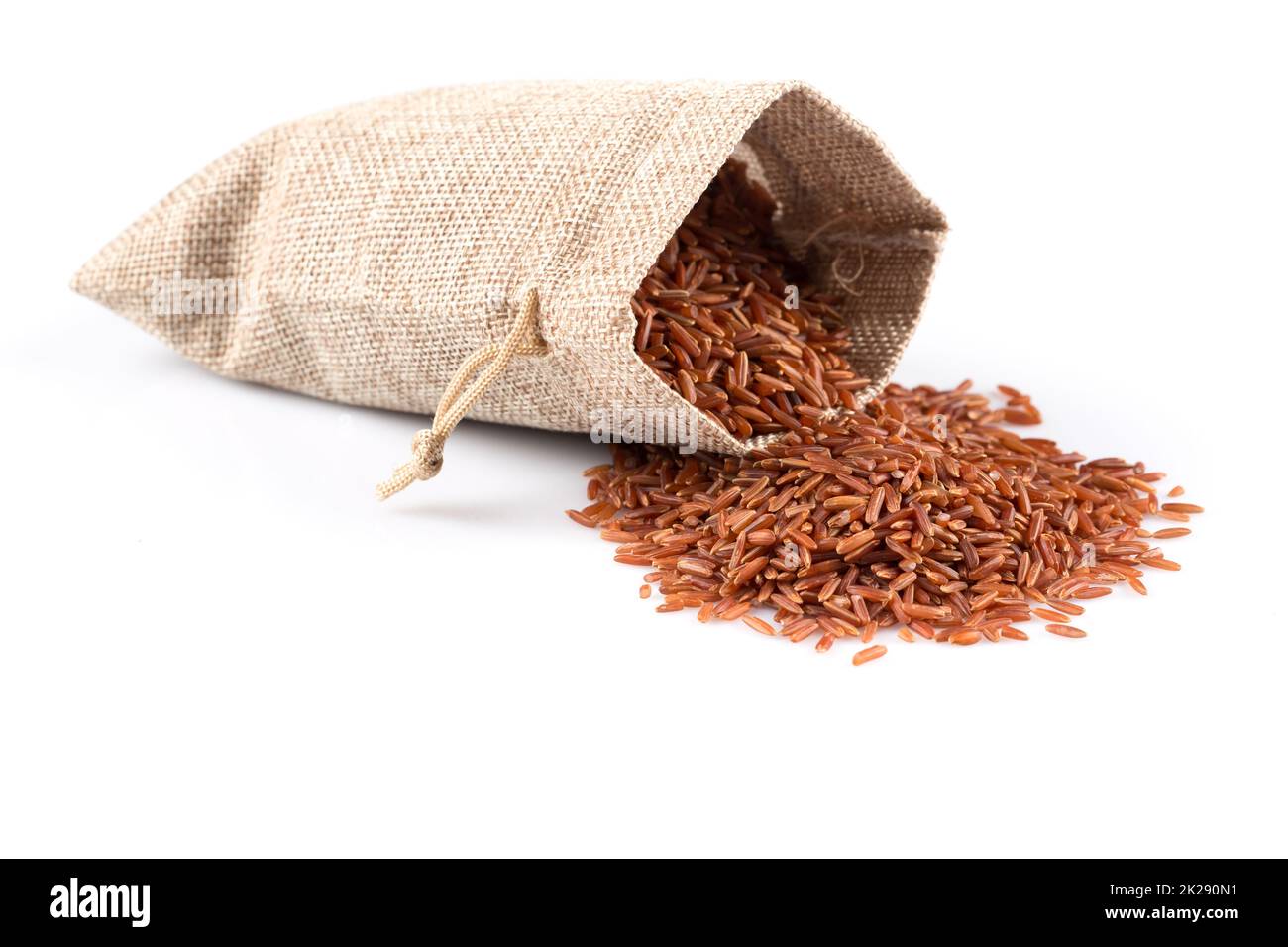 Roher Roter Reis in eine Schüssel geben und mit einem Holzlöffel  Stockfotografie - Alamy