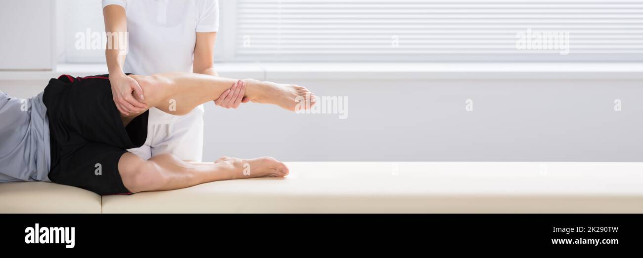 Kniephysiotherapie Massage Durch Den Arzt Nach Der Verletzung Stockfoto