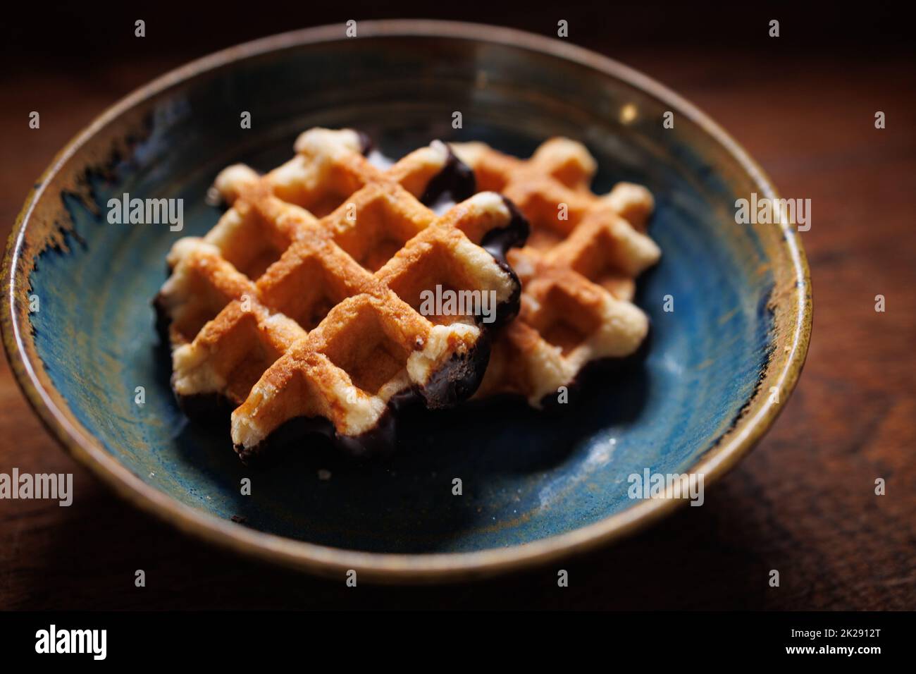 Zwei Waffeln auf einem handgemachten Tonteller Stockfoto