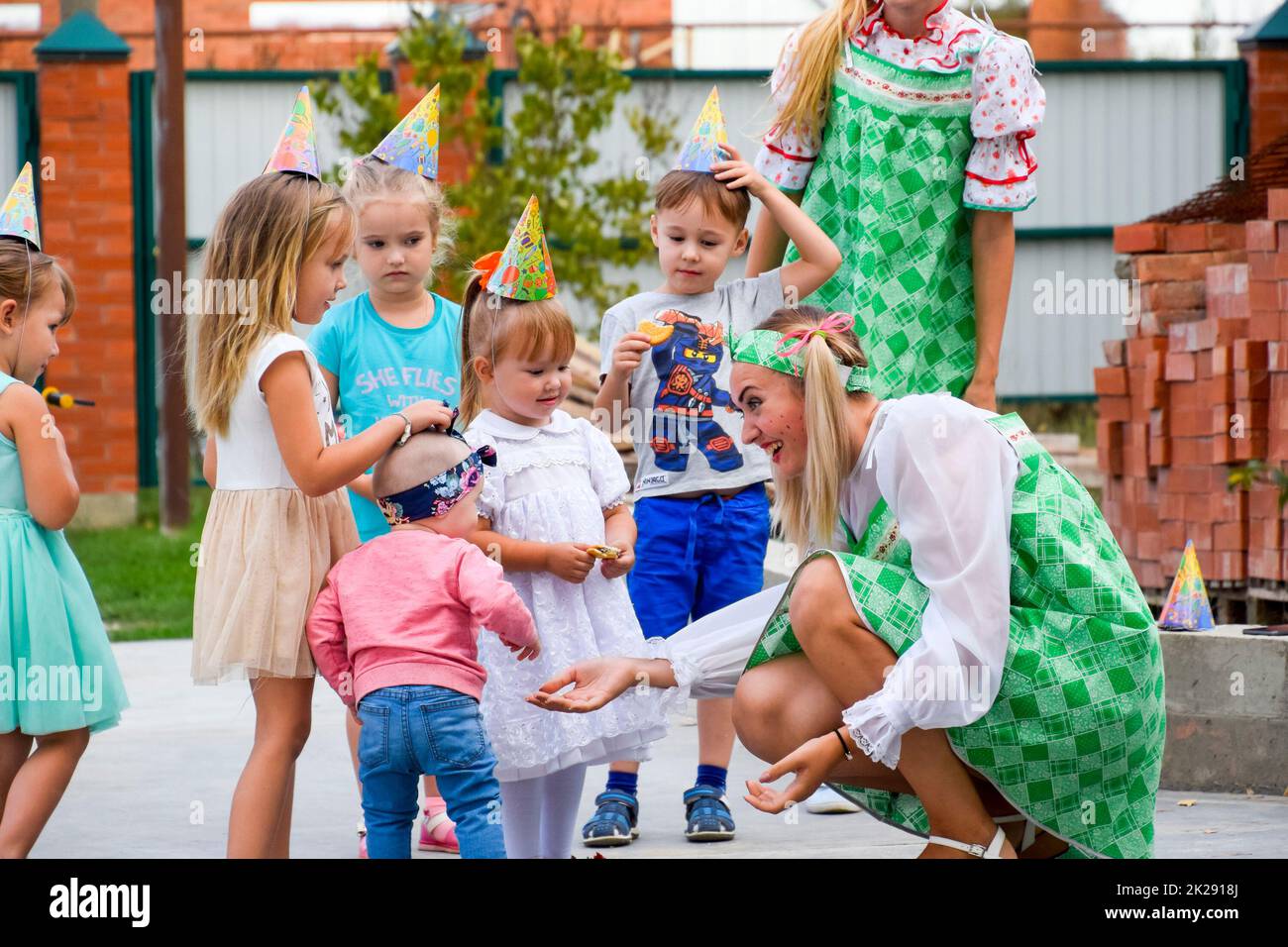 Freizeitangebote von Vorschulkindern. Animateure auf einer Kinderparty. Schauspiel- und Entwicklungsspiele für Kinder. Stockfoto