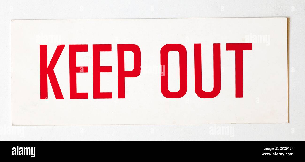 Schild „KEEP OUT“ mit altem Kartenfenster oder Tür Stockfoto