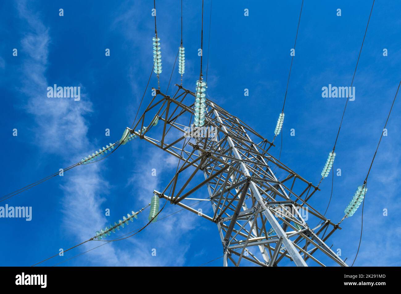 Unterstützt Hochspannungsleitungen gegen den blauen Himmel mit Wolken. Elektroindustrie Stockfoto