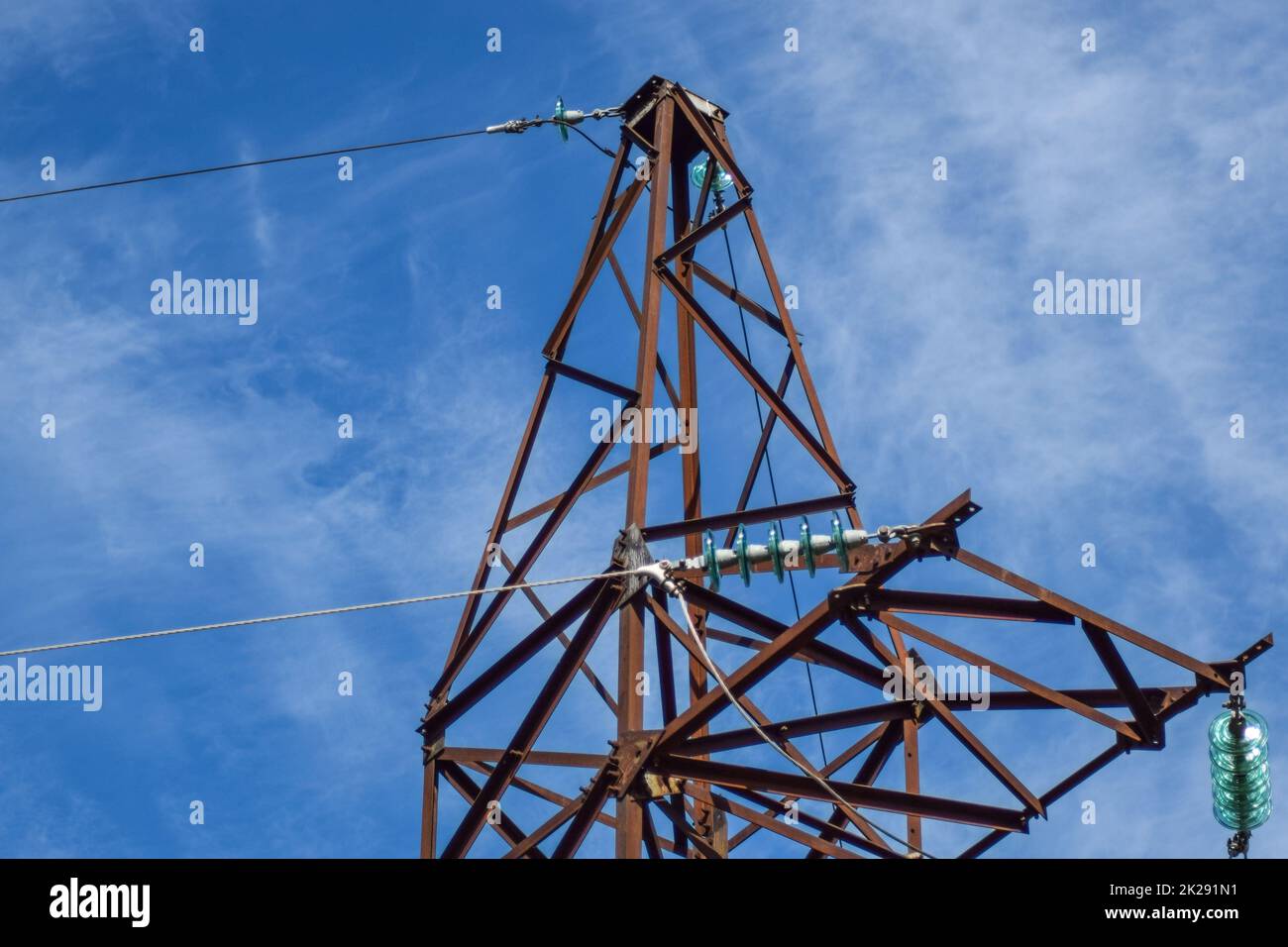 Unterstützt Hochspannungsleitungen gegen den blauen Himmel mit Wolken. Elektroindustrie Stockfoto