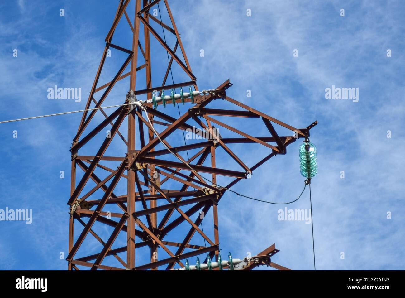 Unterstützt Hochspannungsleitungen gegen den blauen Himmel mit Wolken. Elektroindustrie Stockfoto