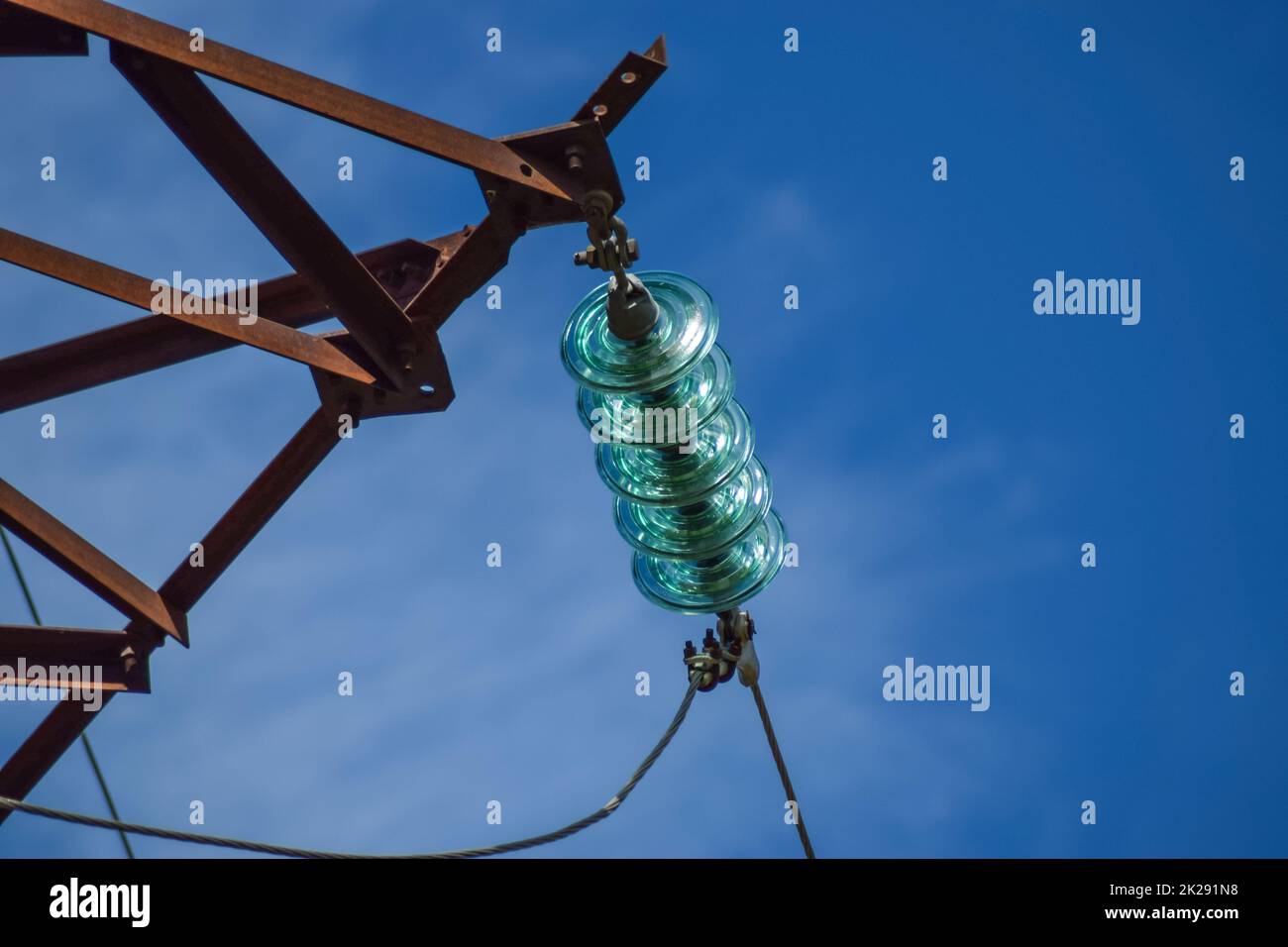 Glas vorgefertigte Hochspannungsisolatoren auf Pole Hochspannungsleitungen. Elektroindustrie Stockfoto