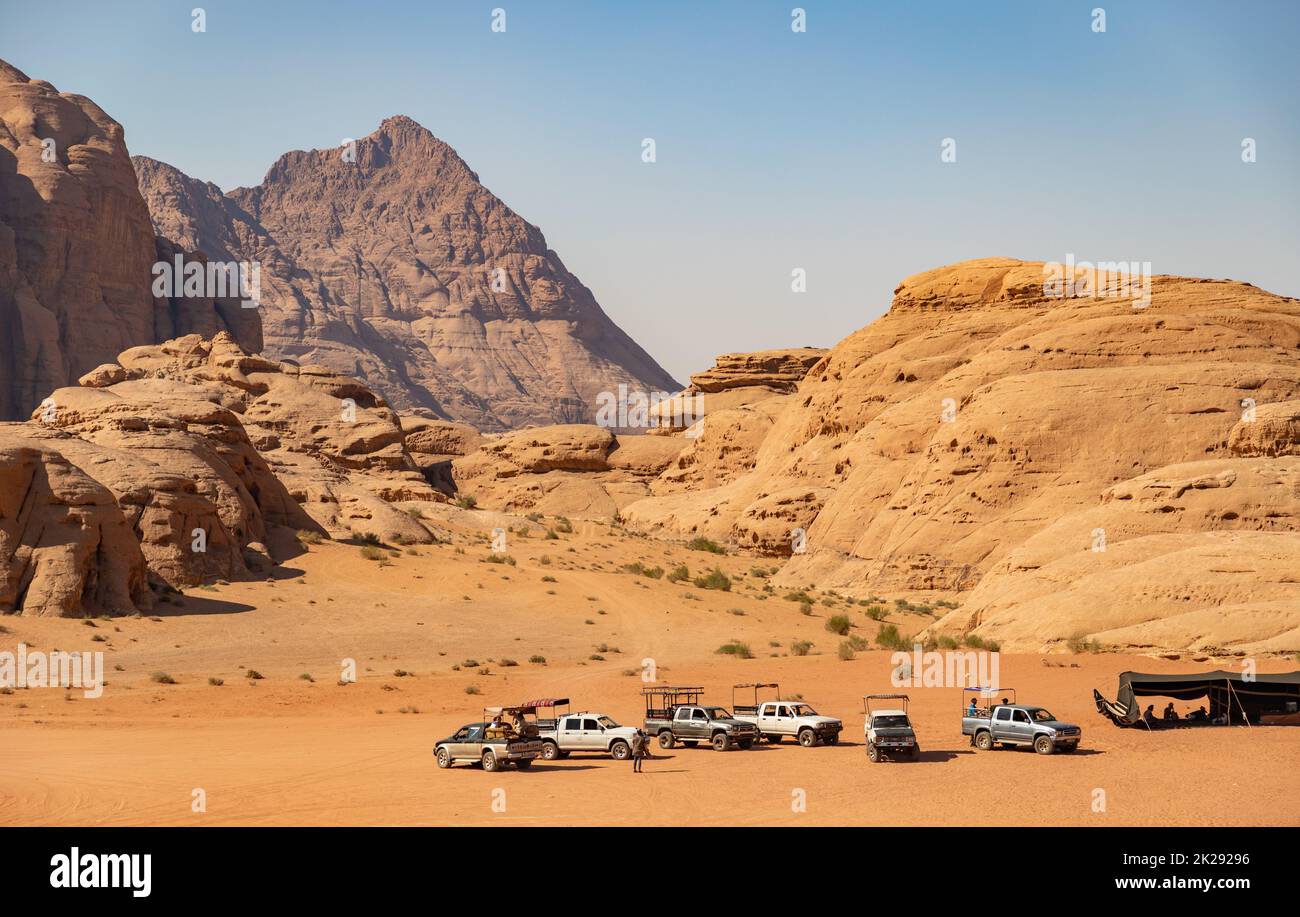Wadi Rum Jeeps und Landschaft Stockfoto