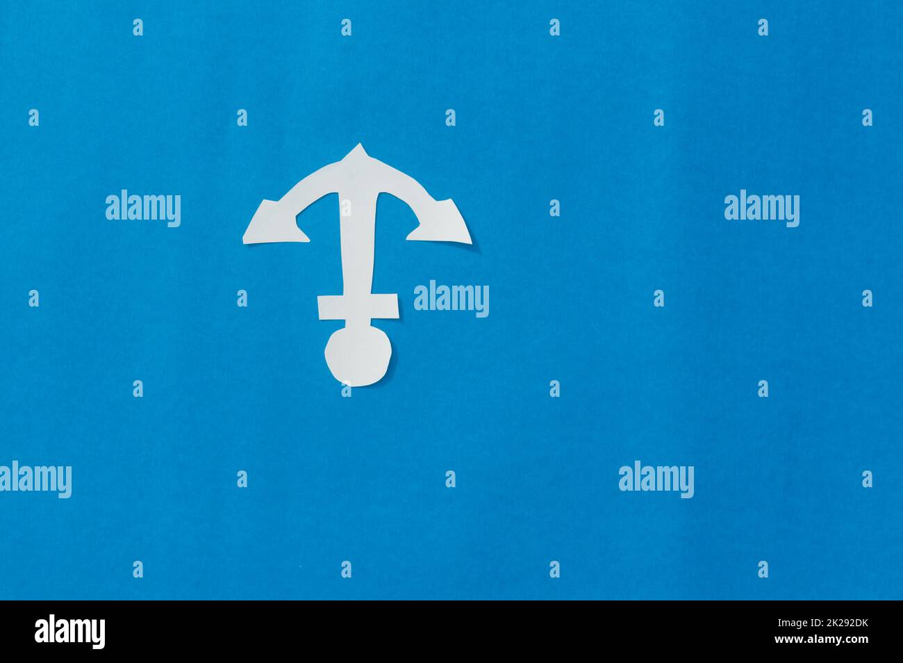 Weißer Anker auf isoliertem blauen Hintergrund. Nautisches Design. Speicherplatz Kopieren. Stockfoto