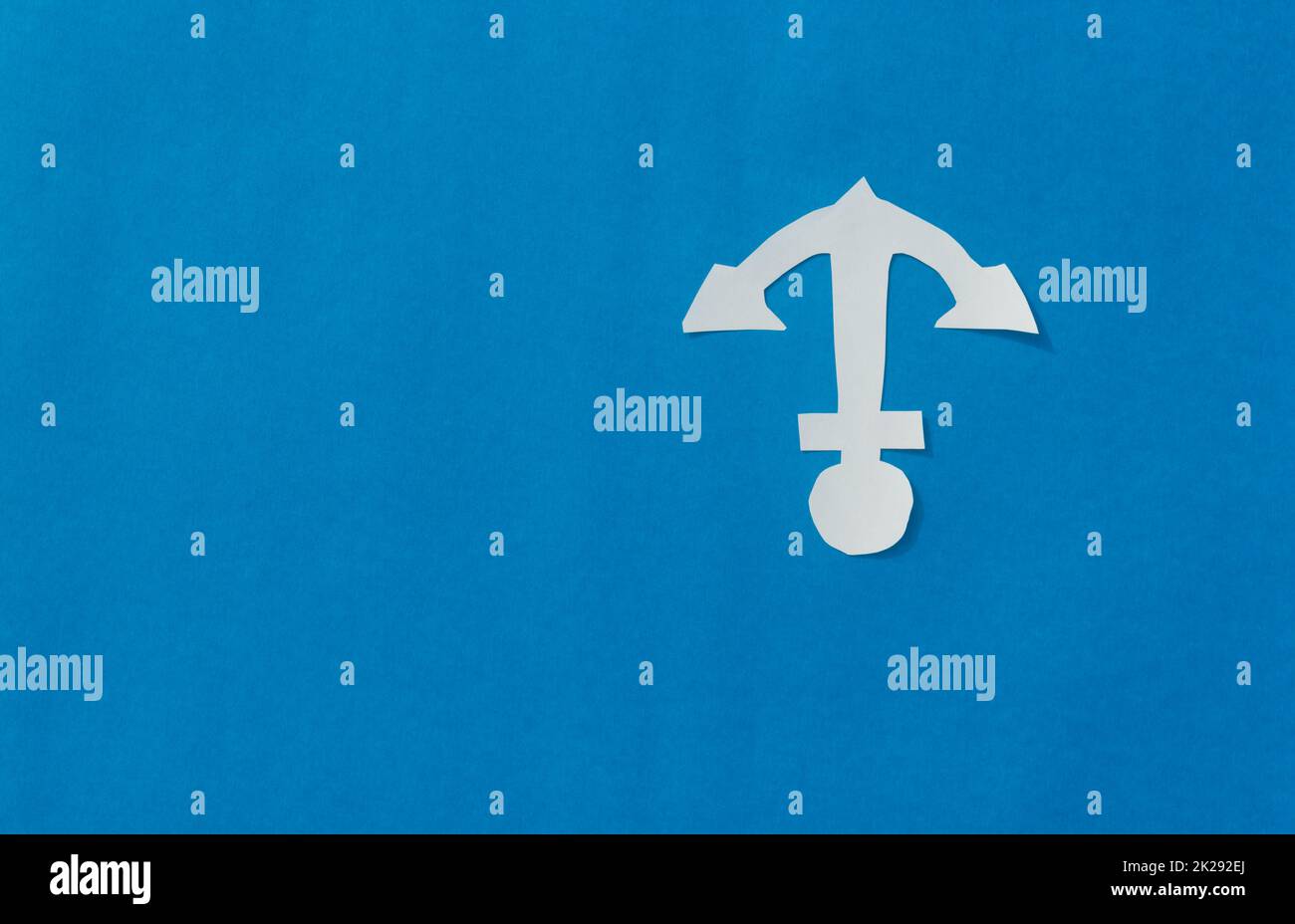 Weißer Anker auf isoliertem blauen Hintergrund. Nautisches Design. Speicherplatz Kopieren. Stockfoto