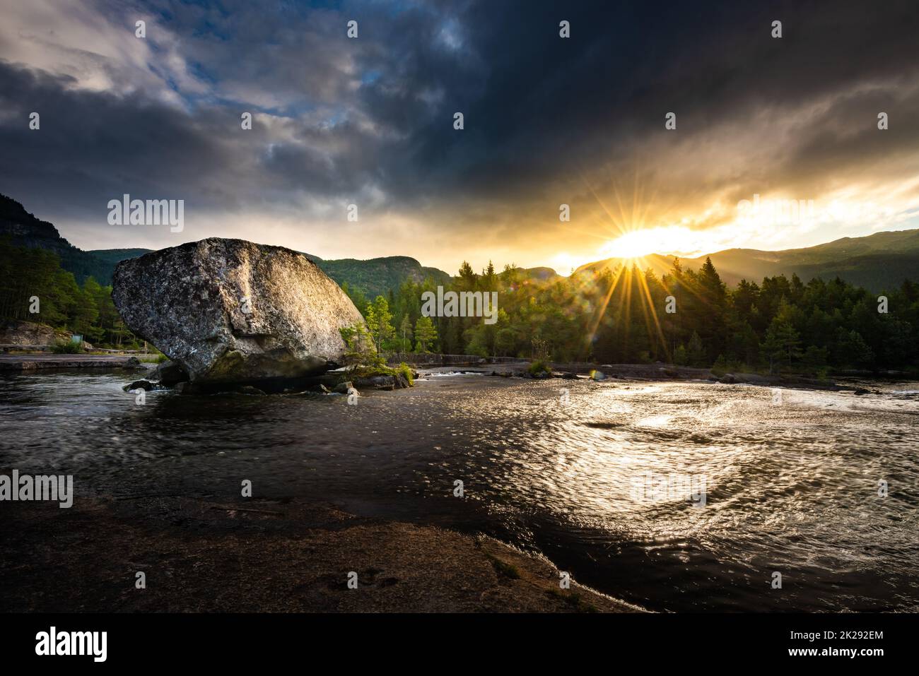 Roadtrip-Rastplatz Large Boulder in der skandinavischen Landschaft am Otra River bei Sonnenaufgang, Valle Norway Stockfoto