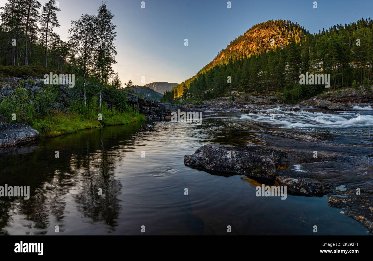 Otra bei Sonnenuntergang, skandinavische Landschaft, Norwegen Bjornara Agder Stockfoto