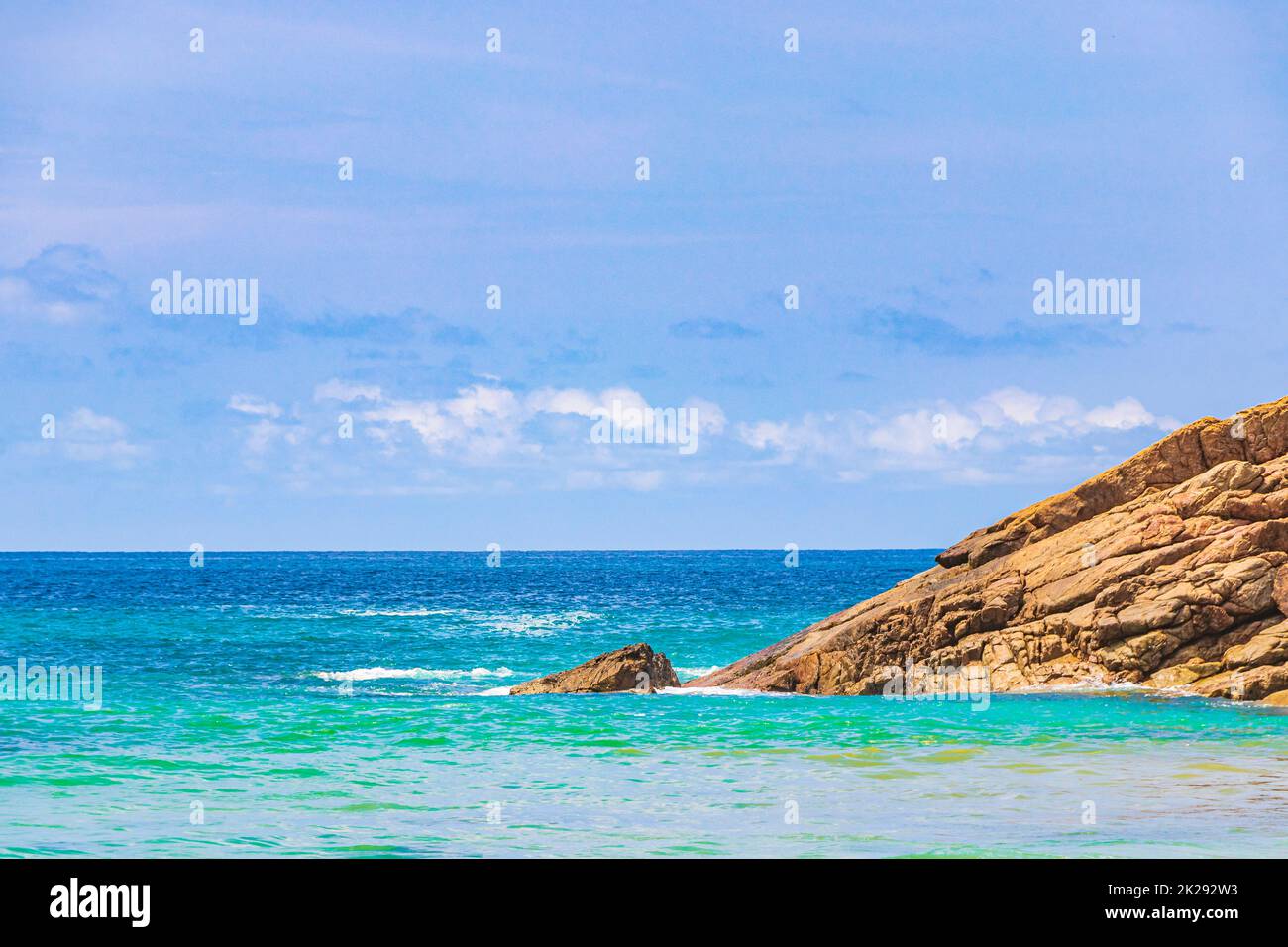 Nai Thon Naithon Beach Bay türkisfarbenes klares Wasser Phuket Thailand. Stockfoto