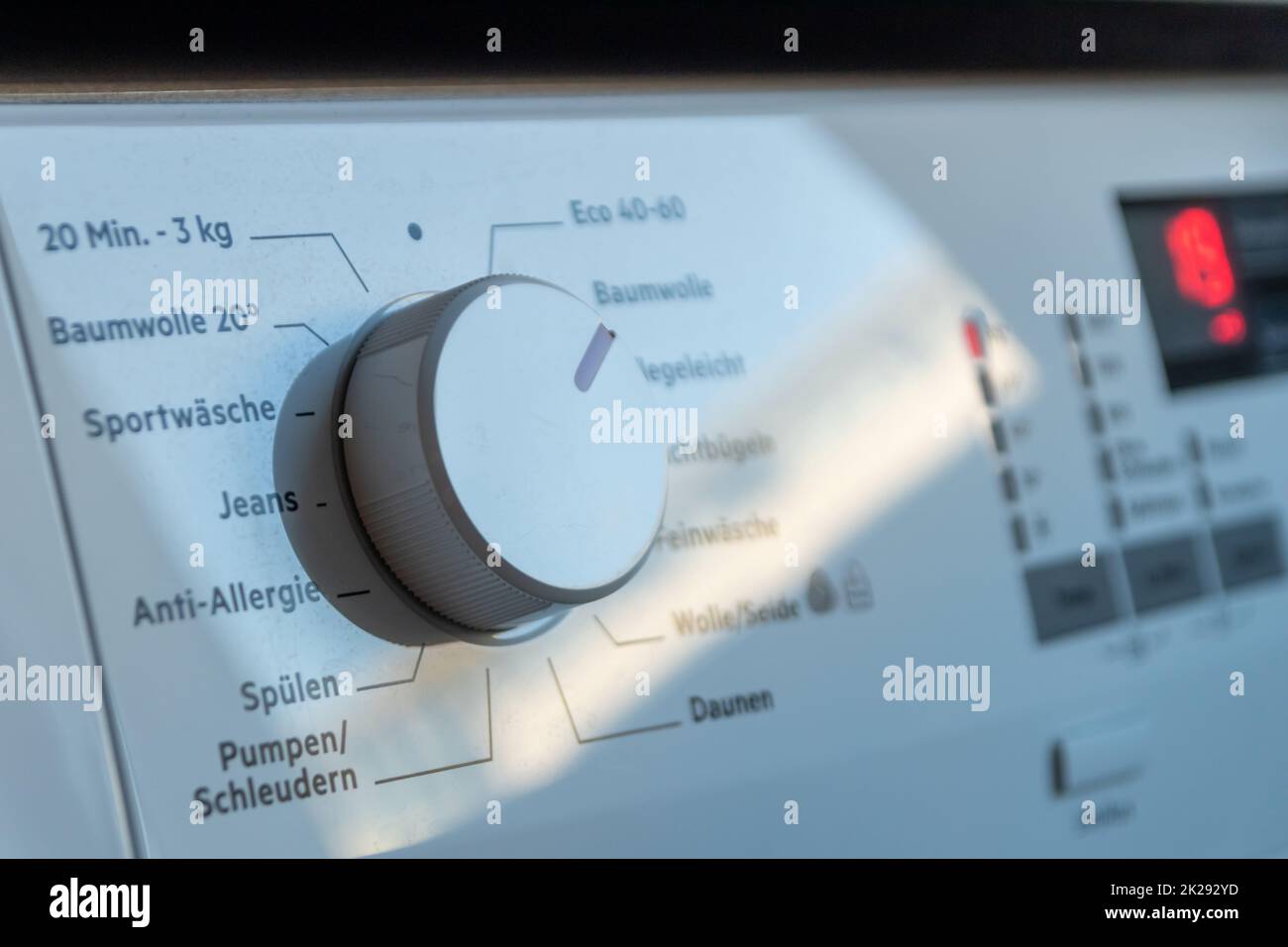 Detailansicht des Bedienfelds der Waschmaschine mit modernem Thermostat und Programmauswahl zum Umschalten zwischen verschiedenen Programmen für die Wäscherei in modernen Haushalten für die Hygiene der Reinigungskräfte Stockfoto