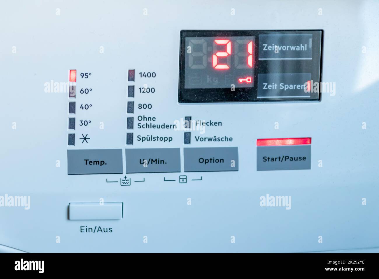 Detailansicht des Bedienfelds der Waschmaschine mit modernem Thermostat und Programmauswahl zum Umschalten zwischen verschiedenen Programmen für die Wäscherei in modernen Haushalten für die Hygiene der Reinigungskräfte Stockfoto