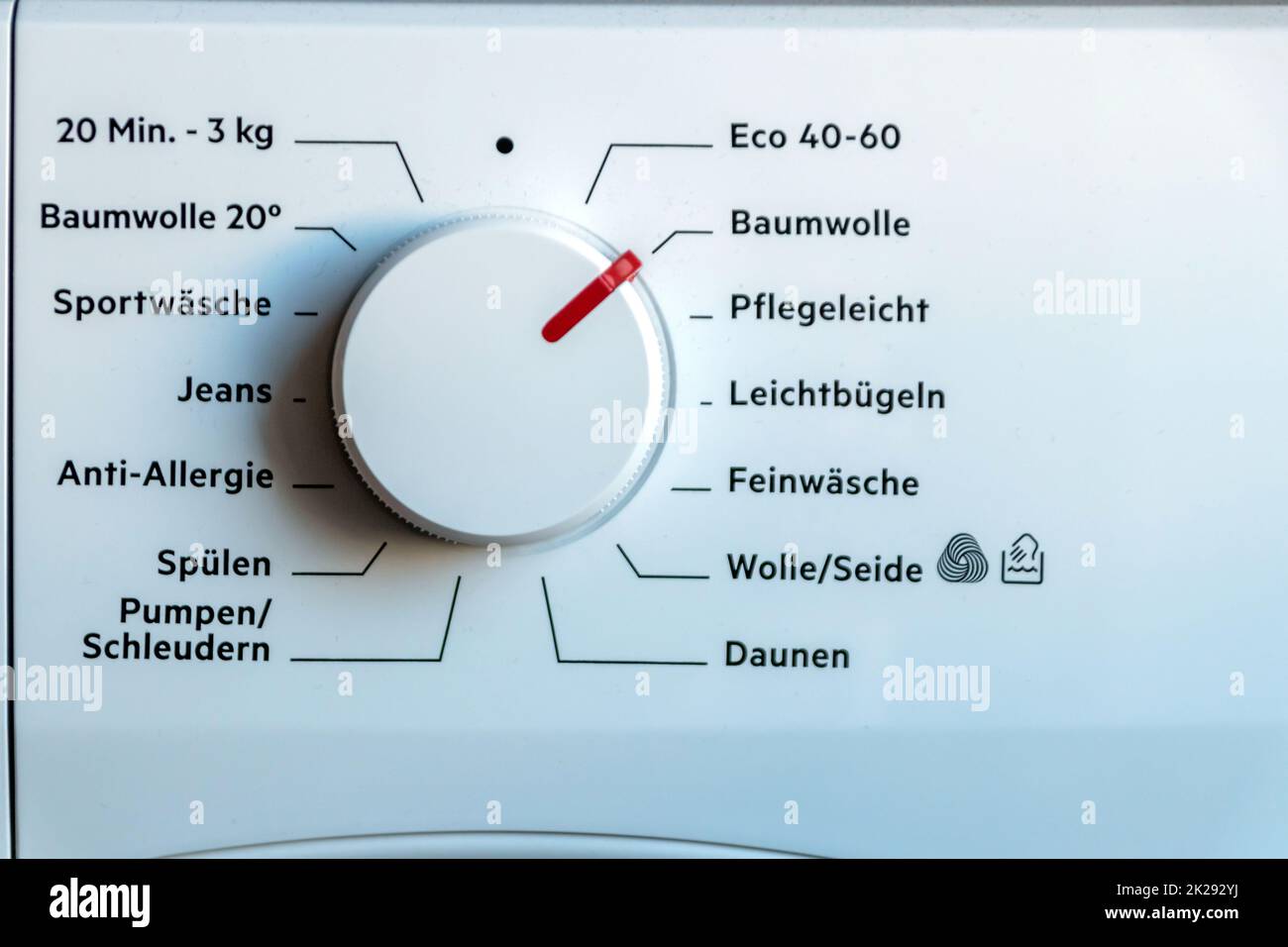 Detailansicht des Bedienfelds der Waschmaschine mit modernem Thermostat und Programmauswahl zum Umschalten zwischen verschiedenen Programmen für die Wäscherei in modernen Haushalten für die Hygiene der Reinigungskräfte Stockfoto