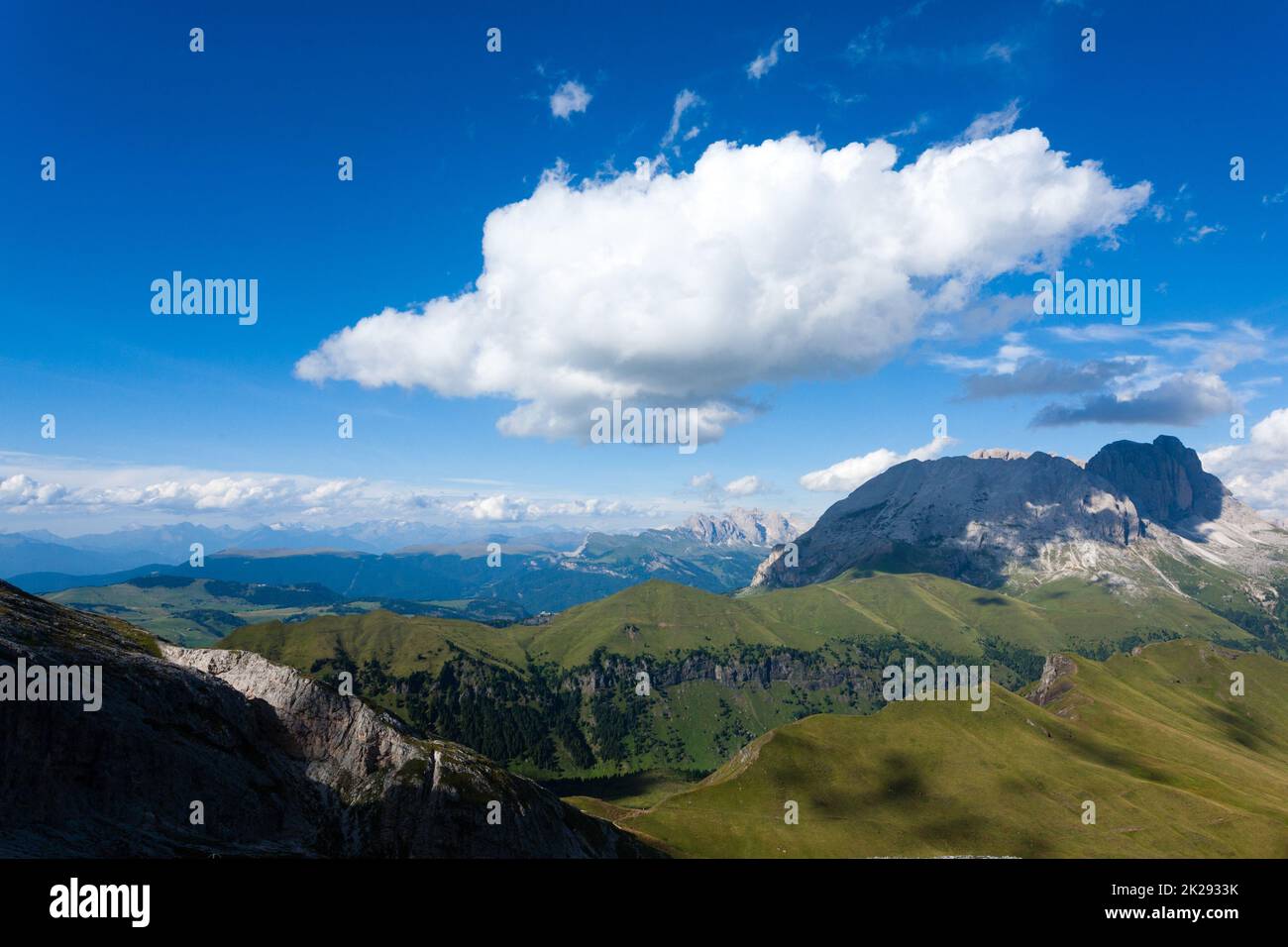 Italienische Dolomiten, Sassolungo-Bergblick am Sommertag Stockfoto