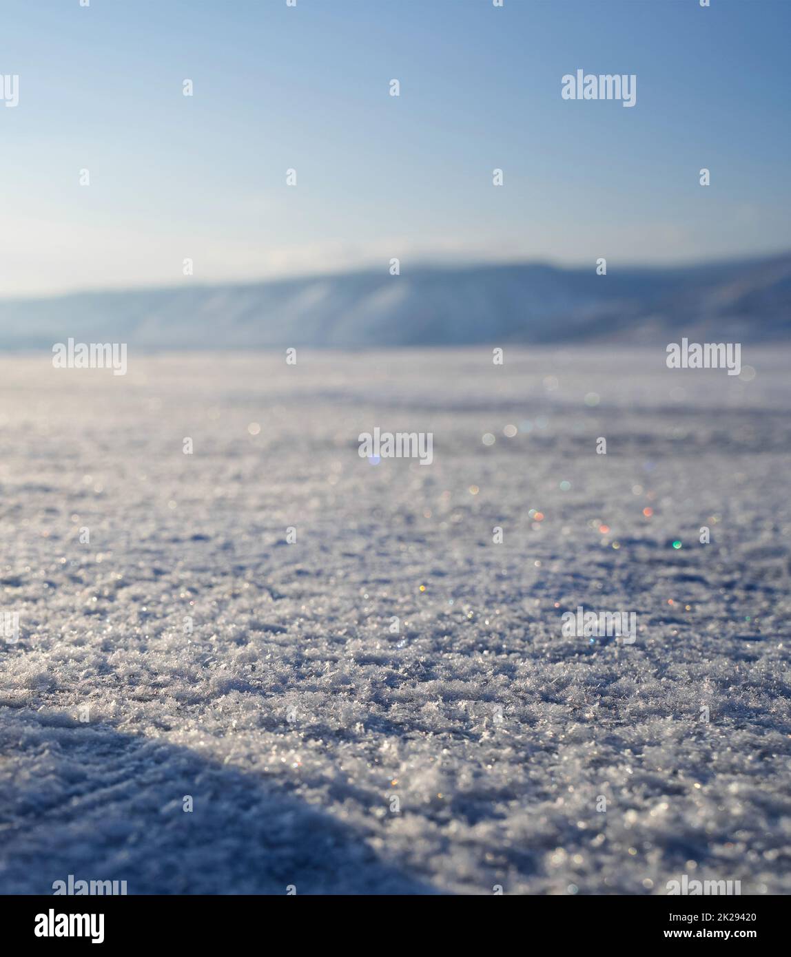 Die Oberfläche des Sees ist mit Schnee bedeckt. Baikalsee, Russland Stockfoto