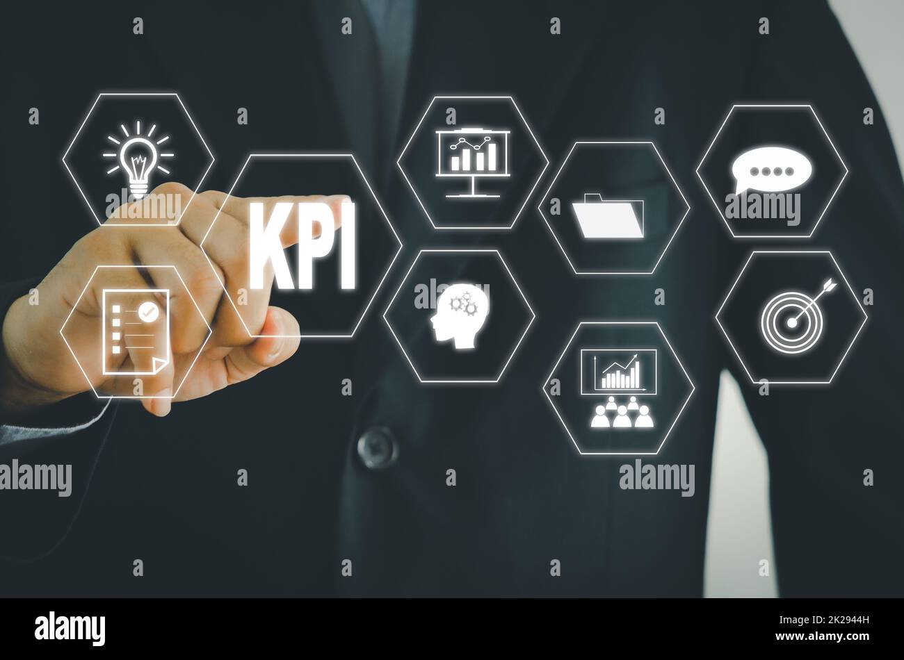 Key Performance Indicator KPI.Businessman Touch Icon digitale Bildschirm-Schnittstelle.Business-Technologie und Netzwerk-Konzept. Stockfoto