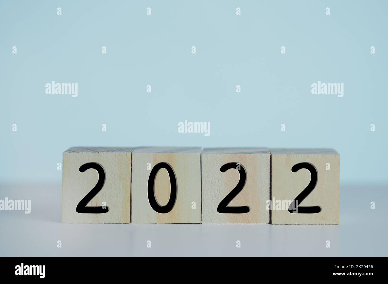 Holzwürfel mit Neujahr 2022 Symbol auf Hintergrund und Kopierraum. Stockfoto