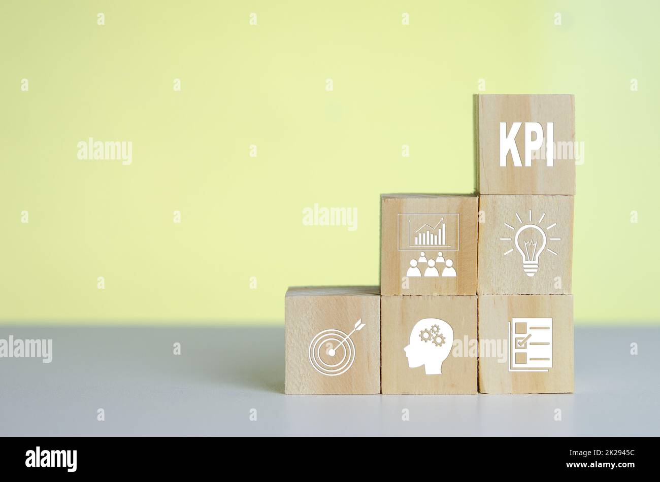 Holzwürfel mit KPI Key Performance Indicator Symbol auf Hintergrund und Copy Space.Business Concepts. Stockfoto