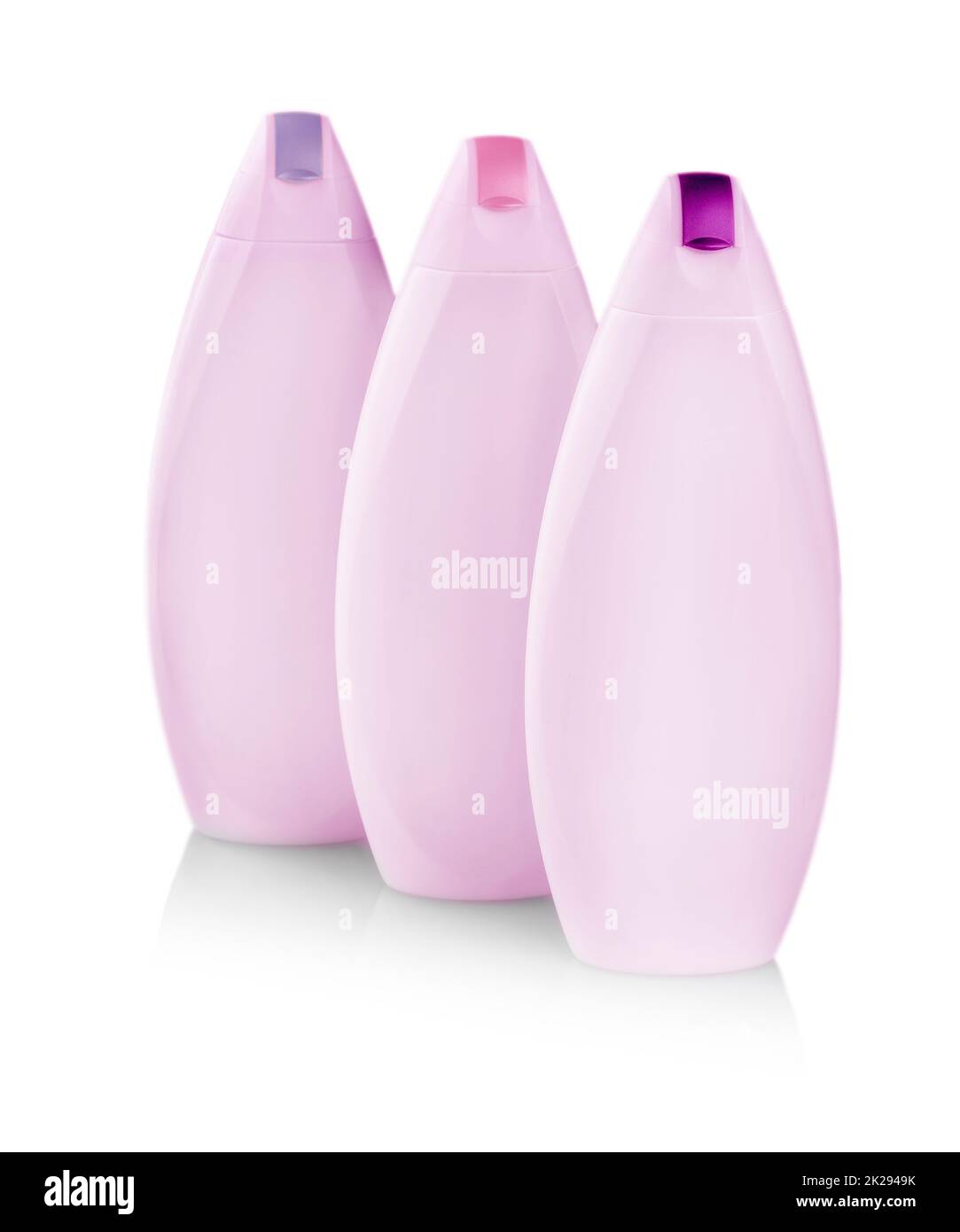 Rosafarbene Plastikflaschen mit farbigen Umschlägen aus Körperpflege- und Schönheitsprodukten. Studiofotografie einer Plastikflasche für Shampoo - isoliert auf weißem Hintergrund Stockfoto