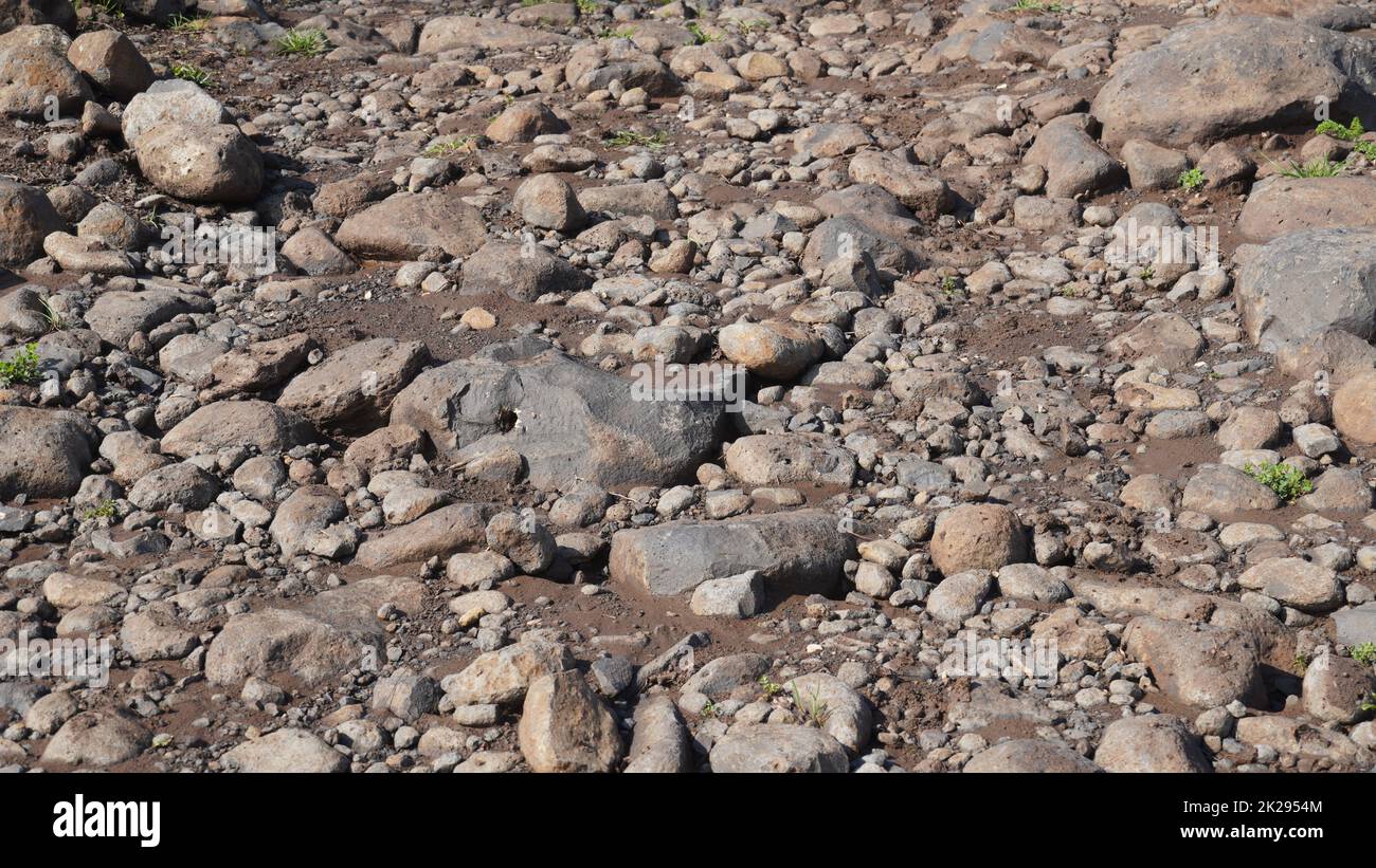 Große Steine auf dem Weg zum Fluss Zavitan in den Golanhöhen im Norden Israels Stockfoto