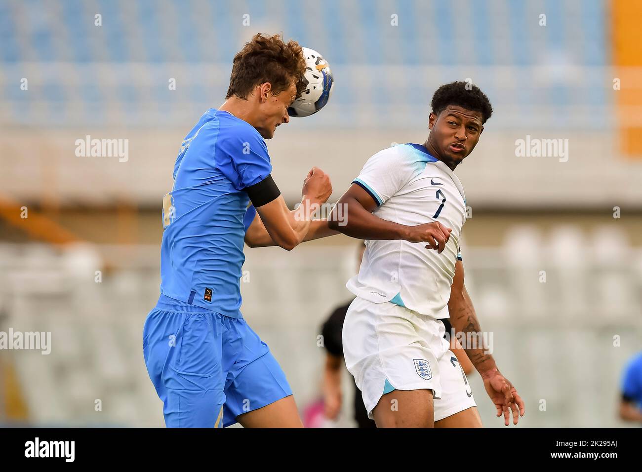 Giorgio Scalvini (Italien U21)Rhian Brewster (England U21) während des UEFA 'Under 21 Georgia-Romania 2023 Qualifikationsspiels zwischen Italien U21 0-2 England U21 im Adriatico Stadium am 22. September 2022 in Pescara, Italien. Quelle: Maurizio Borsari/AFLO/Alamy Live News Stockfoto