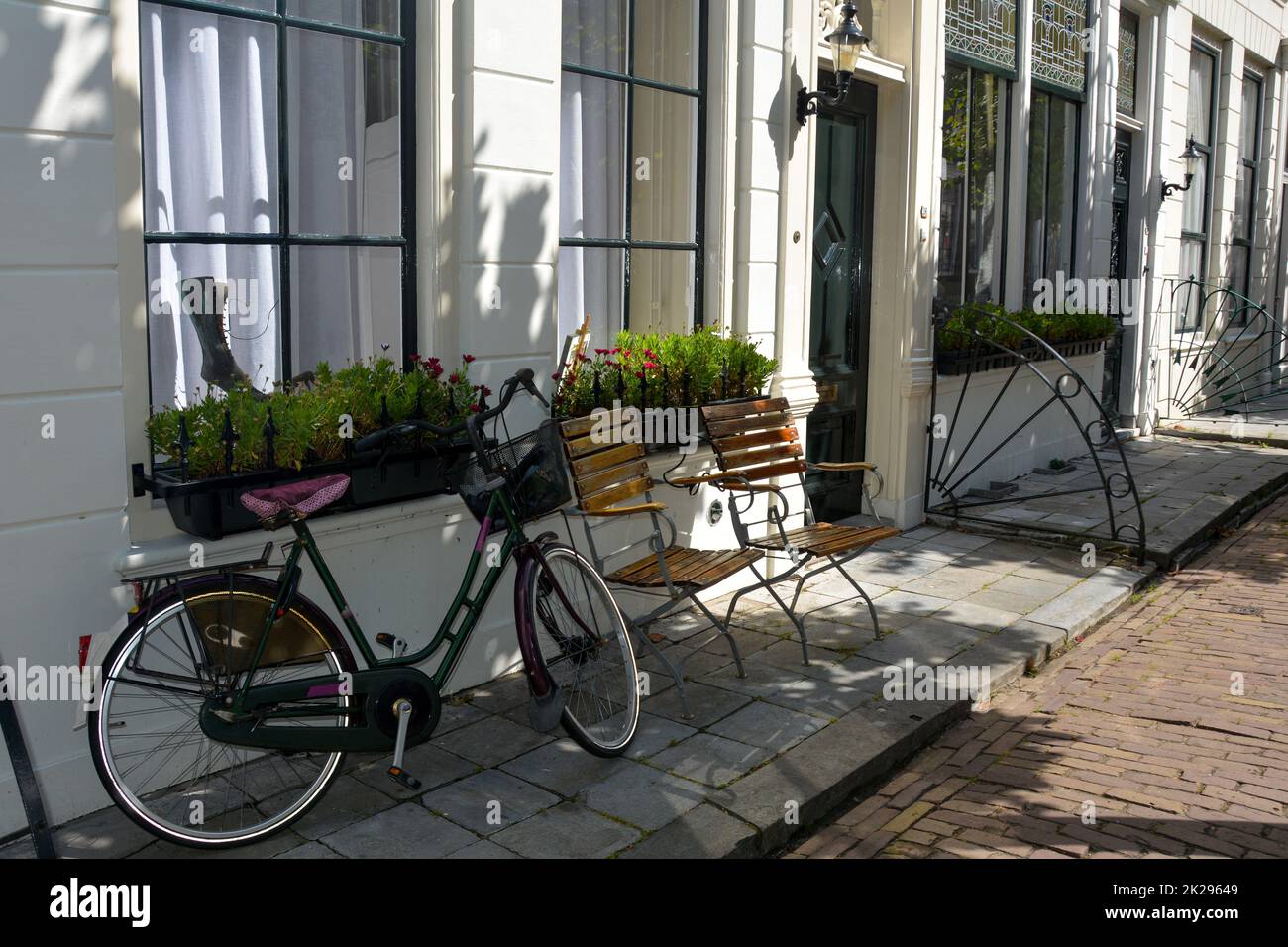Typisch holländische Straße - Fahrrad gegen die Fassade des Hauses Stockfoto