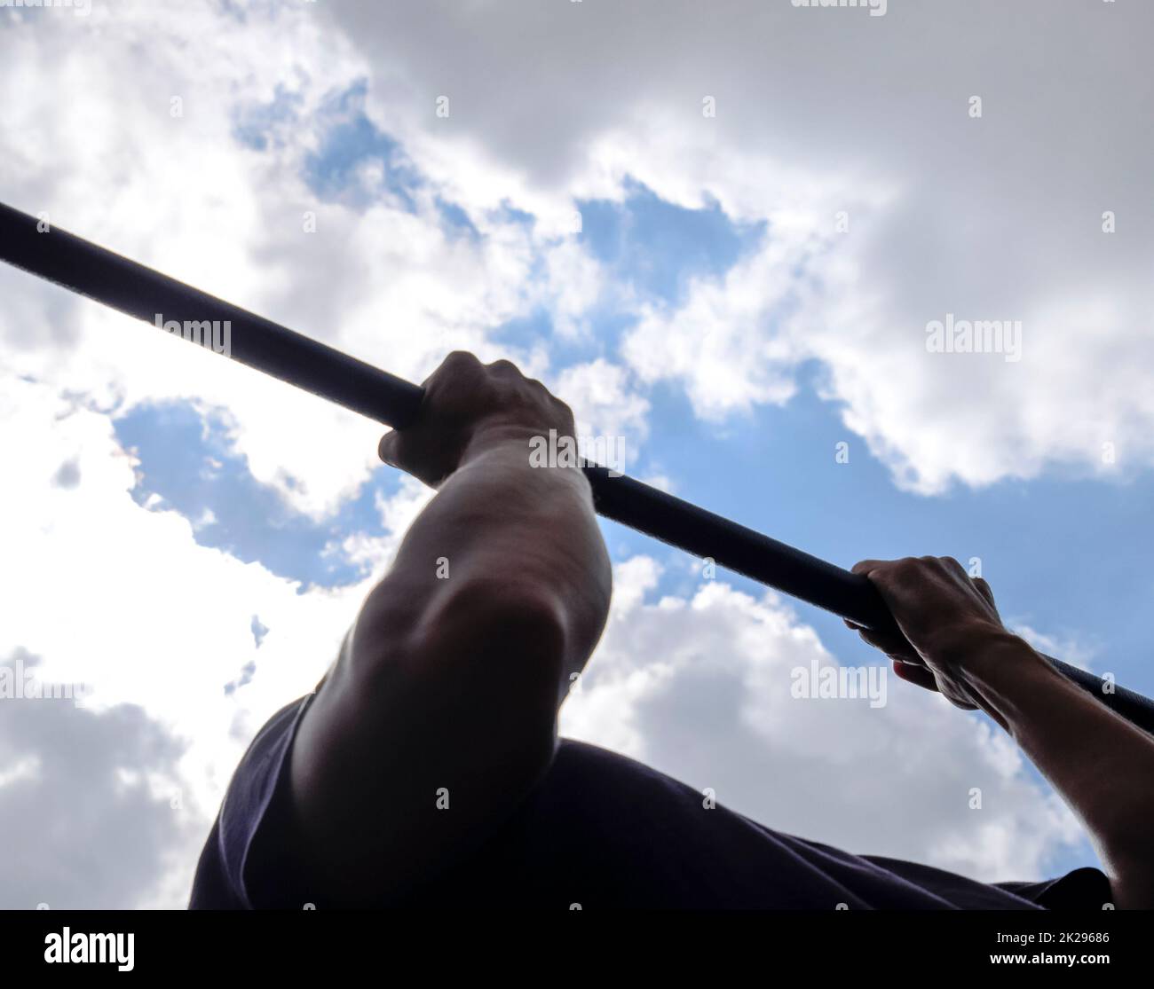 Hände auf die Bar zu schließen. Der Mann zieht sich an der Bar. Sport an der frischen Luft. Horizontale Leiste. Stockfoto