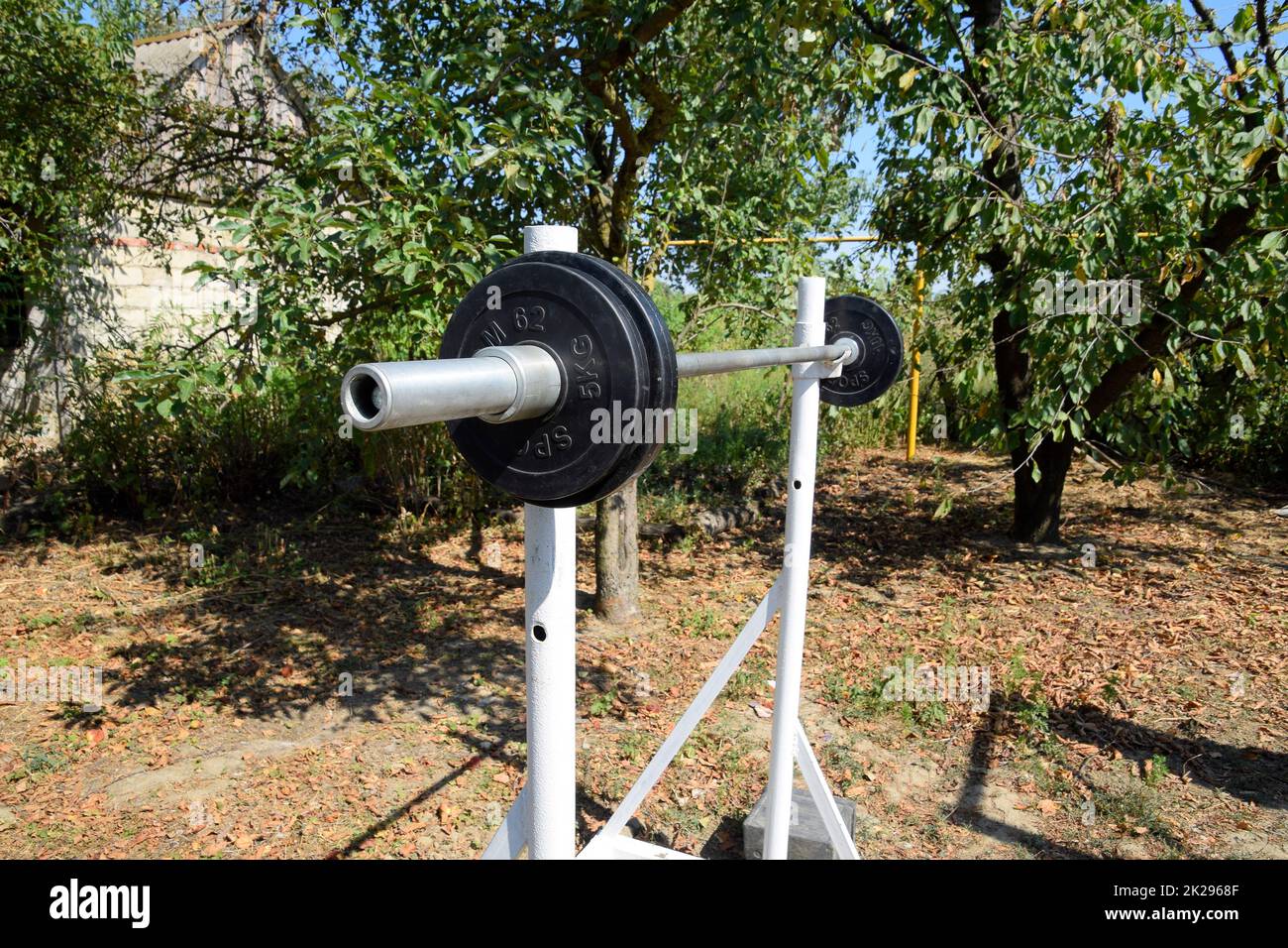 Hausgemachte Stangenständer. Sportausrüstung im Garten. Gewichtheben. Stockfoto