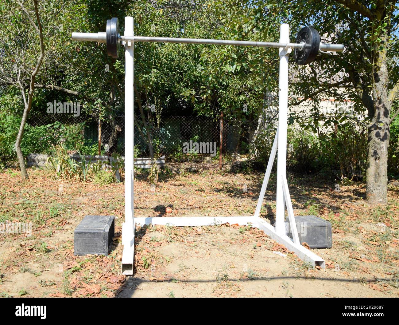 Hausgemachte Stangenständer. Sportausrüstung im Garten. Gewichtheben. Stockfoto