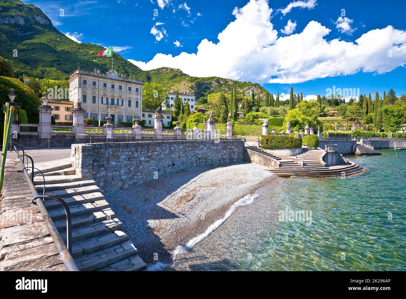 Comer See. Idyllischer Strand und Villa Sola Cabiati in Tremezzo mit Blick auf den Comer See Stockfoto