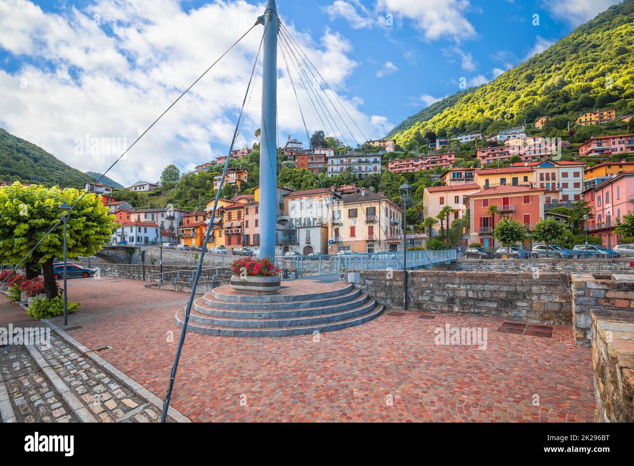 Farbenfrohes Dorf Argegno mit Blick auf den Comer See Stockfoto