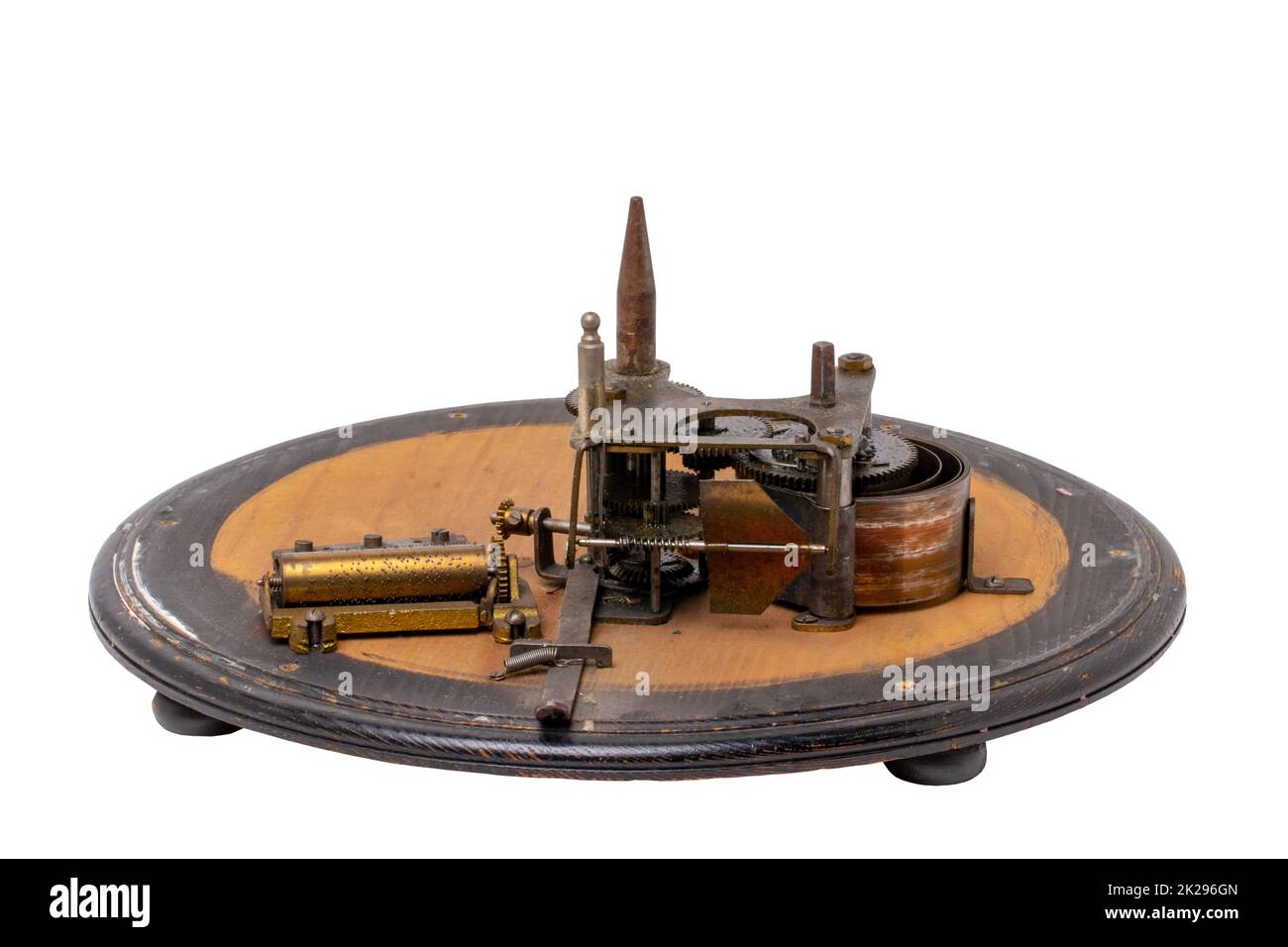 Im Inneren des antiken drehbaren Weihnachtsbaumständers können Sie zwei Weihnachtslieder spielen, bestehend aus einem Rollmechanismus mit Spieluhr und Federantrieb. Beschneidungspfad. Stockfoto