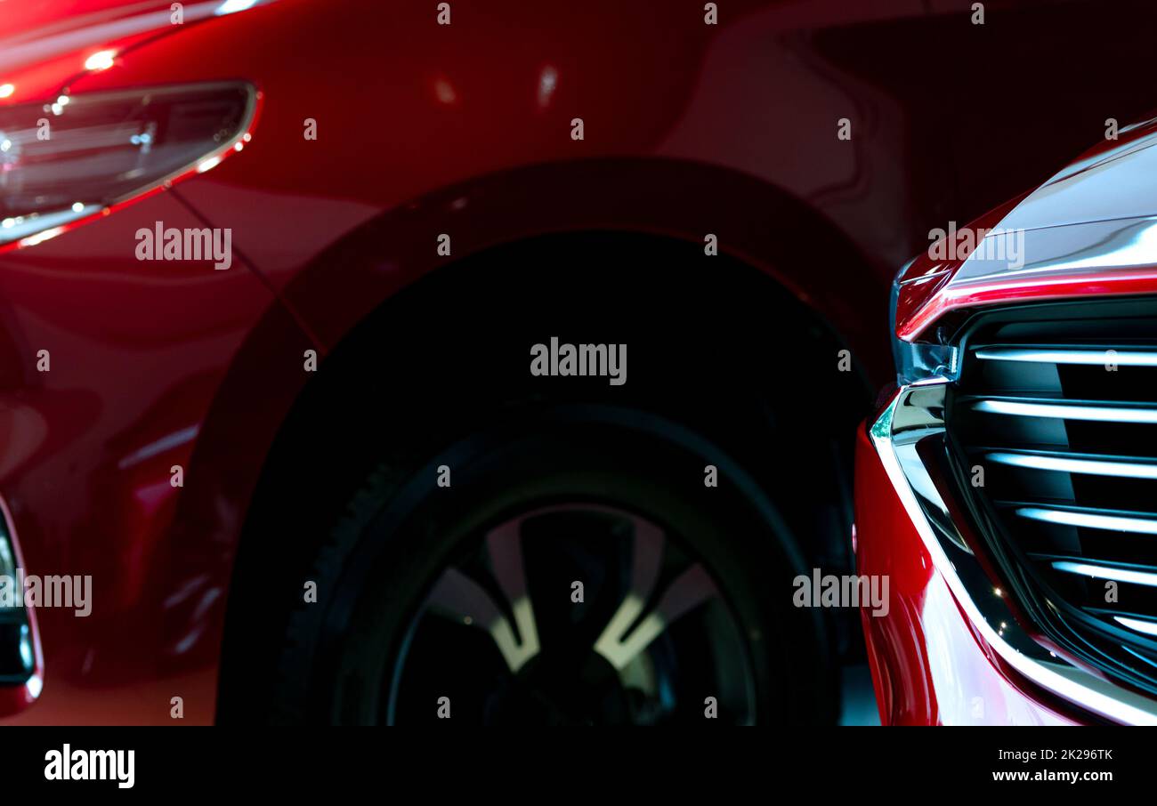 Roter Luxus-SUV in Großaufnahme im Ausstellungsraum. Büro des Autohändlers. Autohändler. Neuwagen in modernem Ausstellungsraum für Verkauf und Vermietung. Kfz-Leasing und Versicherungshintergrund. Stockfoto Roter Luxus-SUV in Großaufnahme im Ausstellungsraum. Büro des Autohändlers. Autohändler. Neuwagen in modernem Ausstellungsraum für Verkauf und Vermietung. Kfz-Leasing und Versicherungshintergrund. Stockfoto