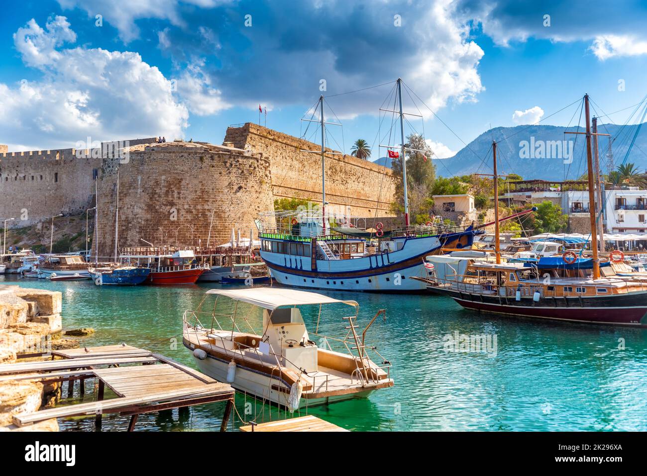 Der Hafen von Kyrenia überblickt das Schloss. Kyrenia, Zypern Stockfoto