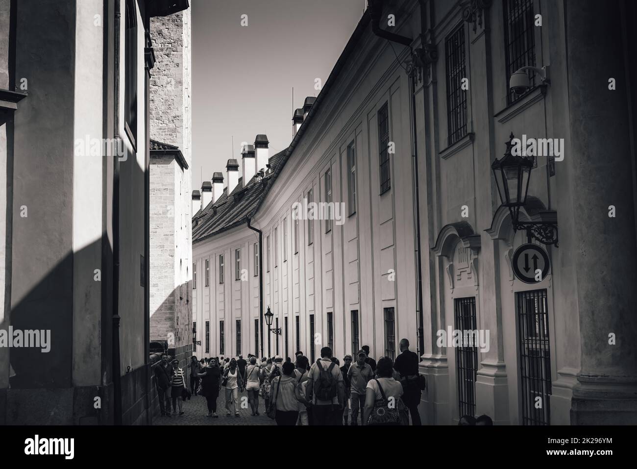 PRAG, TSCHECHISCHE REPUBLIK - 07. SEPTEMBER 2016: Touristengruppe in der Jirska-Straße gegenüber der St. Georges Basilika, ein Teil der Prager Burg Stockfoto