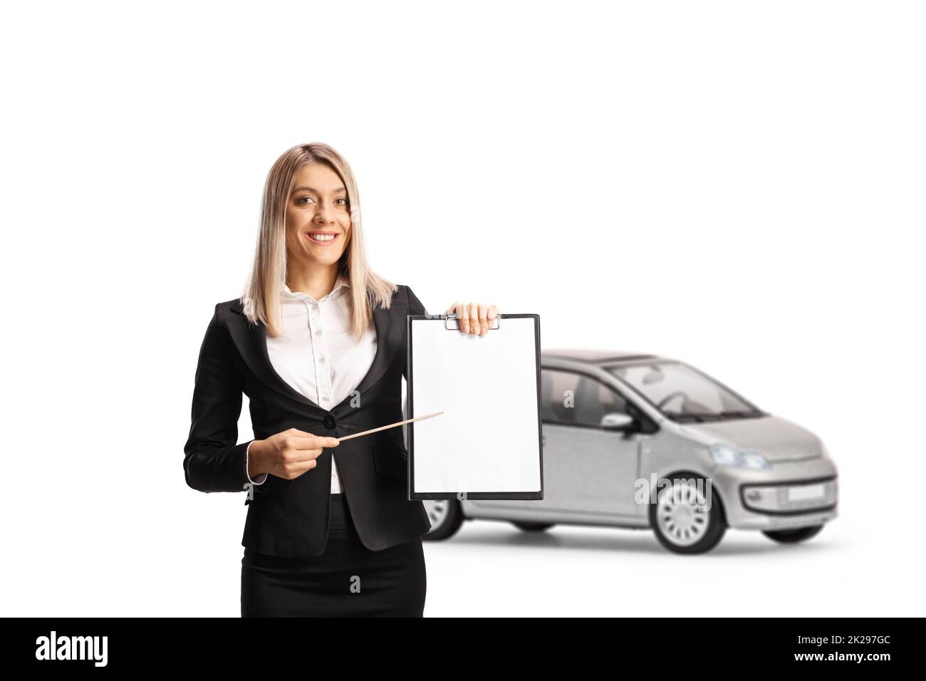 Geschäftsfrau präsentiert ein Papier mit einem Klemmbrett vor einem Auto isoliert auf weißem Hintergrund Stockfoto