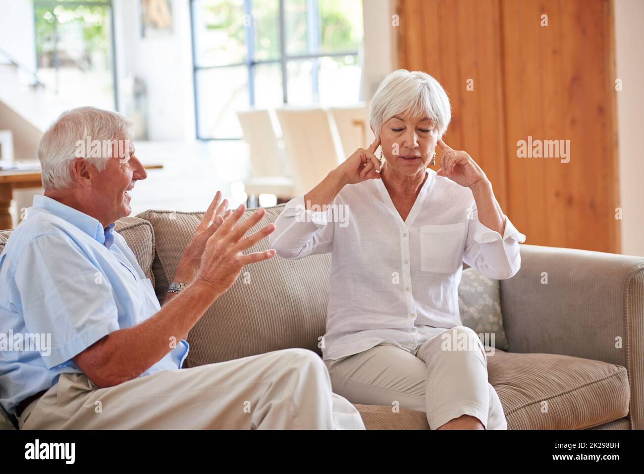 Ich höre nicht mehr zu. Ein älteres Paar, das zu Hause einen Streit hat. Stockfoto