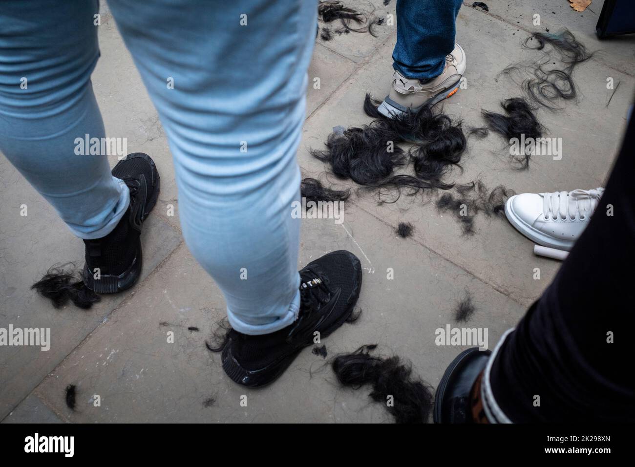 London, Großbritannien. 22. September 2022. Rasierte Haare auf dem Boden während eines Protestes auf dem Parliament Square von Iranern, die am 16. September in London auf die Nachricht vom Tod von Mahsa Amini, einer 22-jährigen Kurdin, reagierten, die in Polizeigewahrsam in Teheran starb. Angeblich wurde sie von der iranischen Moralpolizei festgenommen, weil sie ein Kopftuch des Hijab auf „unangemessene“ Weise trug. Im Iran finden Proteste statt und der Zugang zum Internet und zu den sozialen Medien wird nun eingeschränkt. Kredit: Stephen Chung / Alamy Live Nachrichten Stockfoto