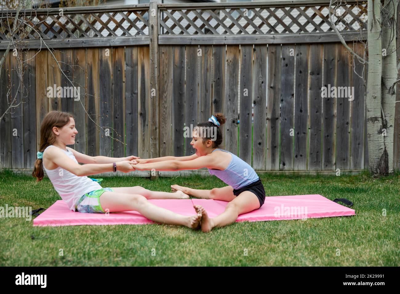 Preteen girls gymnastik Fotos und Bildmaterial in hoher Auflösung Alamy